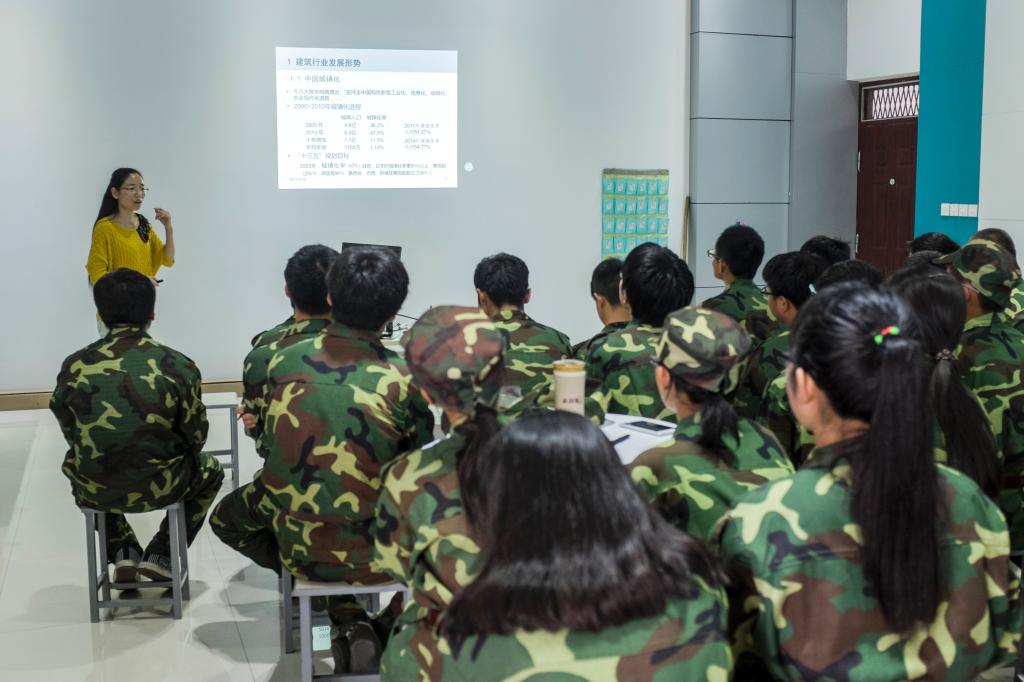 做爱片
胡春红教授为本科生做入学教育