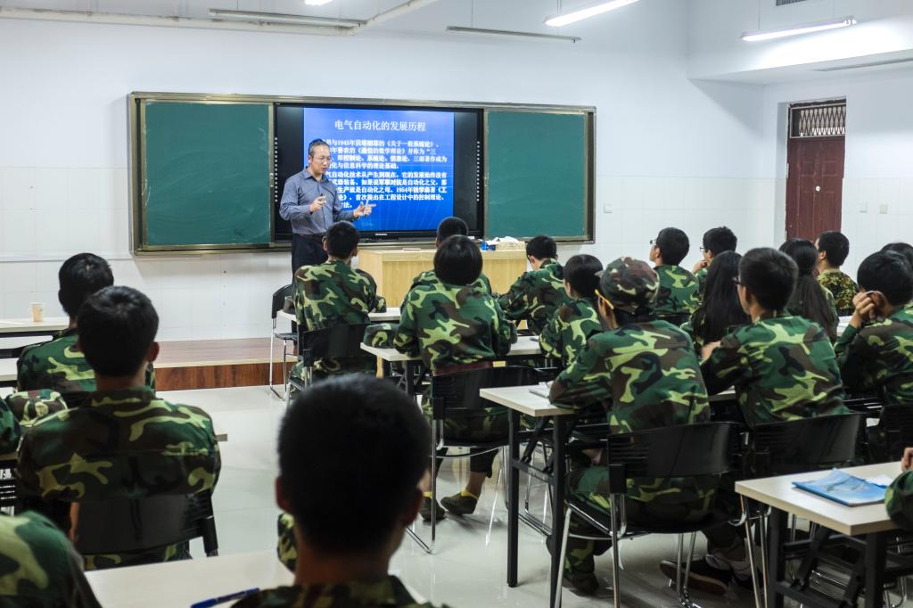 做爱片
王红旗教授为本科生做入学教育